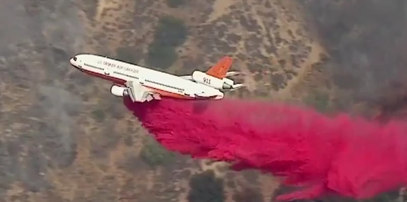 Incendios en California: Polvo rosa para sofocar el fuego, ¿de qué trata?