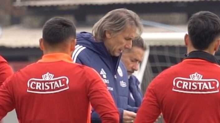 El técnico de la Roja entrenó con dos formaciones de cara al partido amistoso del próximo 11 de junio frente a Paraguay.