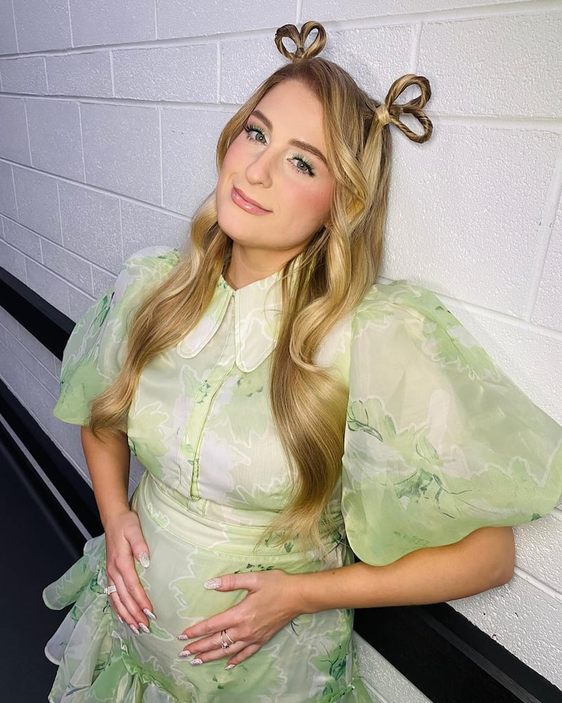 Meghan Trainor es una de las mamás mejor vestidas