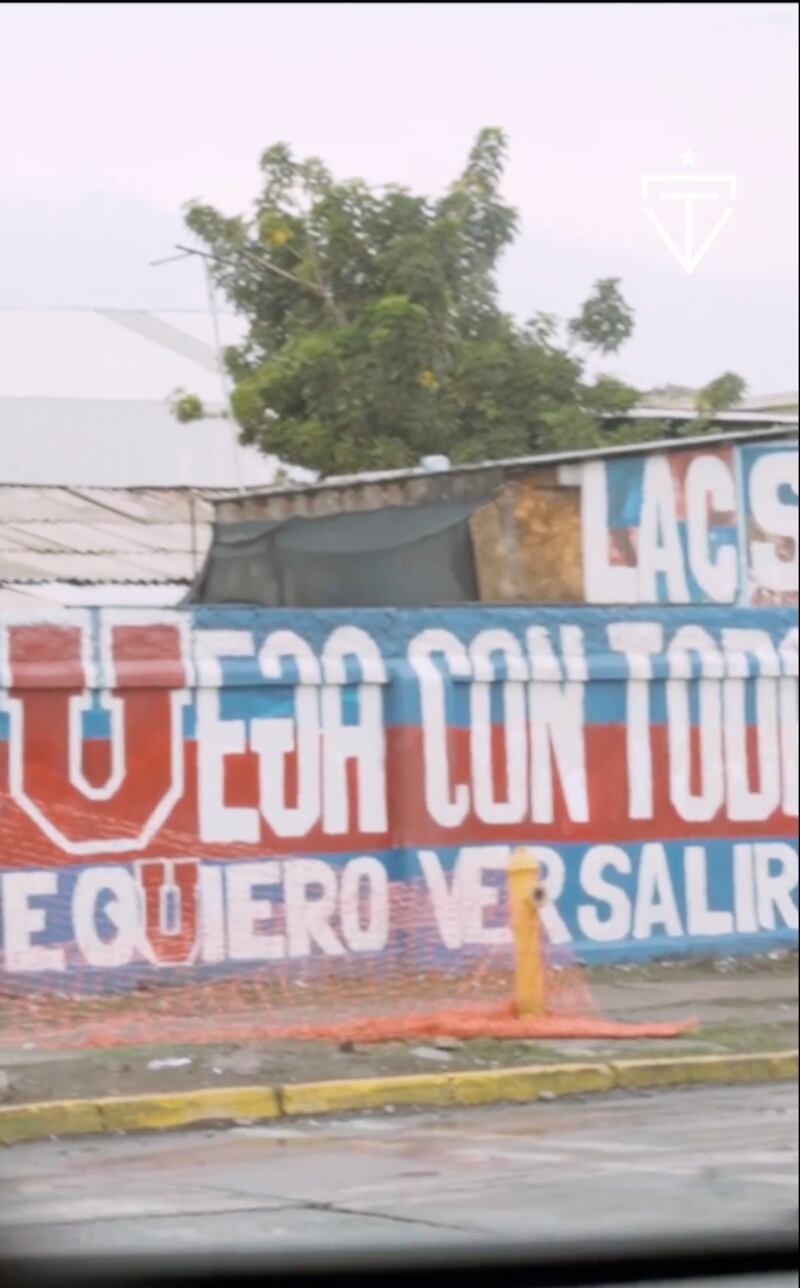 Fortaleza exhibiendo un mural de la hinchada de la U en Santiago