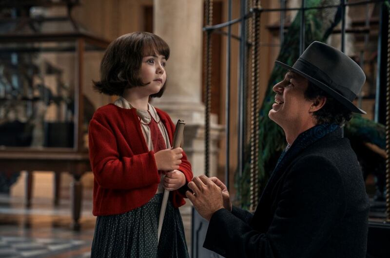 Nell Sutton y Mark Ruffalo en 'La luz que no puedes ver'