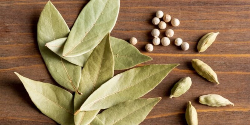 Agua de laurel para ocultar las canas