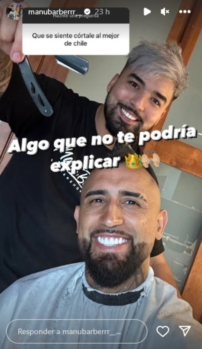 El barbero le realizó un corte de pelo al King en su regreso a Colo Colo.