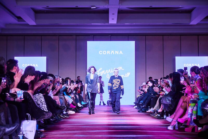 Corona presentó nueva colección vanguardista con diseños de Valentina Wilson en desfile de Viste La Calle | Cortesía