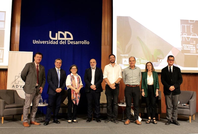 Carlos Marambio, director ejecutivo de ADVS; Mario Álvarez, presidente ADVS; Paulina Saball;
exministra de vivienda; Carlos Araya, subsecretario (S) Minvu; Sebastián Bowen, director ejecutivo Déficit Cero; Cristián Monckeberg, exministro de Vivienda; Claudia Castillo jefa división DPH Minvu; Pablo Allard, decano de la Facultad de Arquitectura y Arte de UDD.