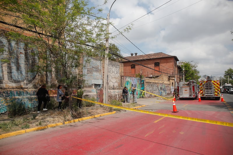 20 alumnos del INBA quemados por manipulación de Molotovs | 23 DE OCTUBRE DE 2024 / SANTIAGO
20 alumnos del Internado Nacional Barros Arana resultaron con quemaduras de diversa consideración por manipulación y confección de artefactos incendiarios para protestas (molotovs)
FOTO: DIEGO MARTIN/AGENCIAUNO