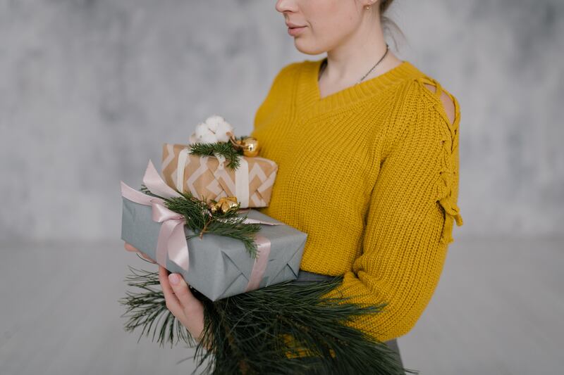 ¿No sabes qué regalarle a tu familia o amigos en el intercambio navideño?