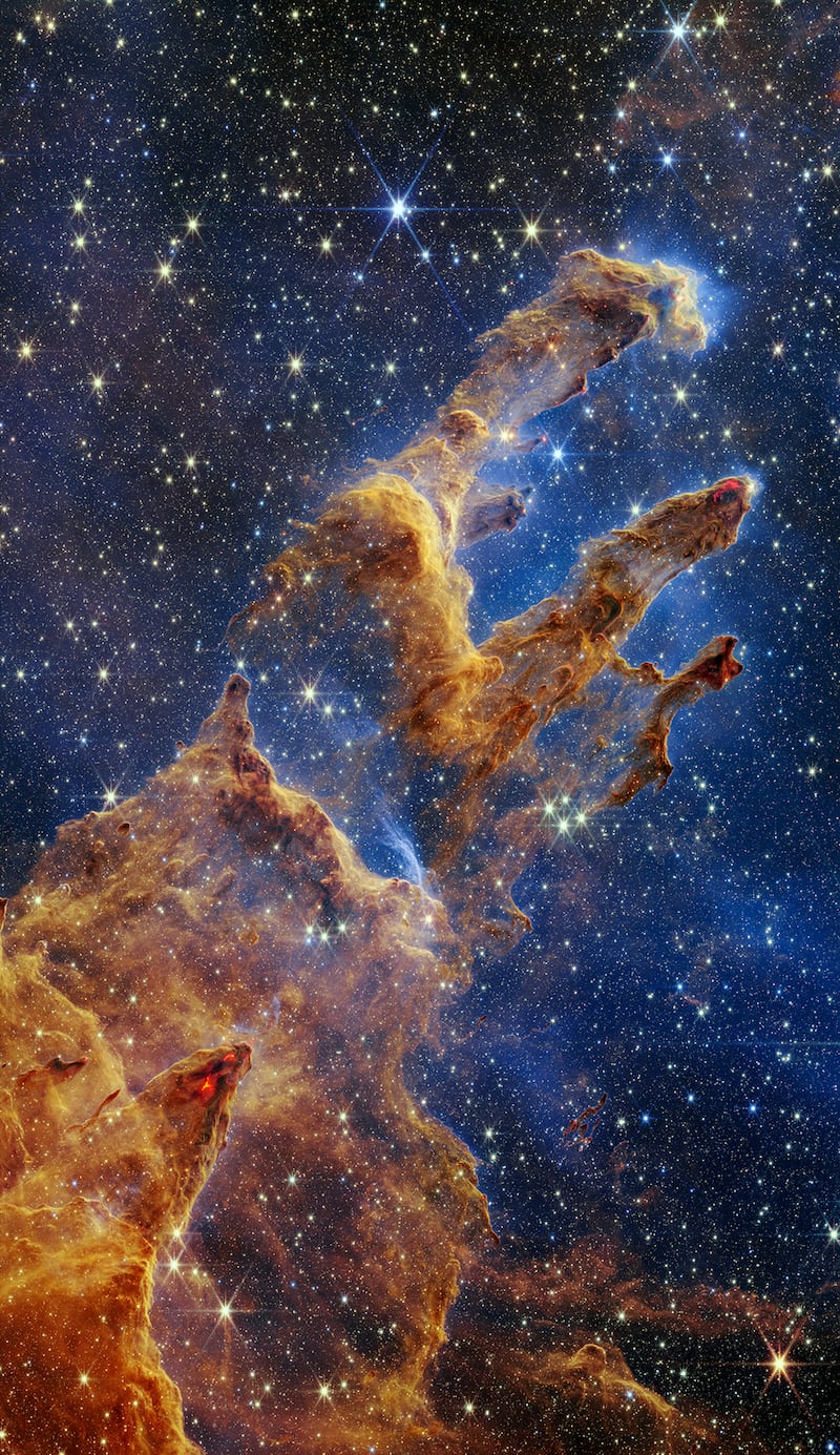 Imagen completa de los Pilares de la Creación, captada por el Telescopio Espacial James Webb de la NASA