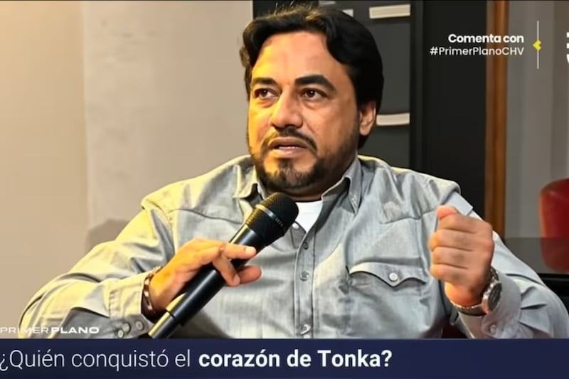 Fue en el mes de junio del 2024 cuando Jaime Coloma contó a Zona de Estrellas que Tonka Tomicic estaba en pareja “hace mucho rato”, con el periodista del diario La Segunda, Pablo Basadre. Ahora, en Primer Plano, confirmaron el romance, aunque ella lo desmintió y aseguró que solo son buenos amigos. 
“No estoy en una relación con Pablo. Somos amigos, nos conocemos, pero no estoy con ninguna persona. Siempre hay rumores”, dijo la exanimadora de Bienvenidos cuando fue abordada por el programa de CHV. 
Pero, a pesar de su negativa, fue vista manejando el vehículo del periodista, quien trabajó junto a Luis Hermosilla y destapó el caso de Manuel Monsalve. 
“No te voy a decir detalles de mi vida, quién va a casa de mi hermana ni nada. Es muy amigo mío y de ella, ellos trabajan juntos, así que es una de las tantas personas que va a la casa, y es de mucha confianza, le tengo mucho cariño”, reiteró. 
Sin embargo, en el debut de Cecilia Gutiérrez en el panel de farándula, aseguró que todas sus fuentes le informaron que sí mantienen un romance. 
“En los últimos días, he conversado con gente cercana a Tonka y ellos confirman que está en una relación con Pablo”, señaló.