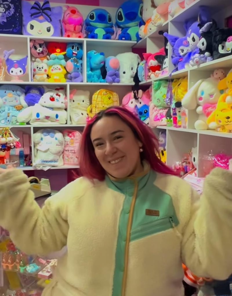 “Be you” es el nombre de la primera tienda física que la cantante Christell Rodríguez abrió junto a su familia en Concepción. Ciudad del sur del país donde viven sus padres, quienes también son parte del “tierno” emprendimiento, ubicado en al Boulevard Gascón.
“Cada uno tiene su rol. Todo lo que tiene que ver con los más administrativo, como procesos de operaciones, se ve directamente con mi familia y otras personas involucradas. Yo veo lo que tiene que ver con redes sociales, lo visual, lo más relacionado al marketing y mi esposo ve lo relacionado a la gráfica de la tienda. Estamos todos relacionados con este emprendimiento”, contó al medio LUN. 
Según reveló, todo partió con una venta de maquillajes online y en ferias showrooms, pero esta vez logaron dar el salto, donde ella es la encargada de la decoración y el marketing. 
“Nació como una tienda de maquillaje, así que ese es nuestro grueso de productos. Pero ahora también empezamos a vender accesorios, dentro de eso hay para niños, juveniles, para adultos. Obviamente todo muy kawaii, todo muy tierno. Queremos más adelante meter un poco de cosas relacionadas al K-Pop. Es más un bazar que tiene muchas cosas lindas. Es para un público muy similar al de mi proyecto musical, van de la mano”, adelantó.