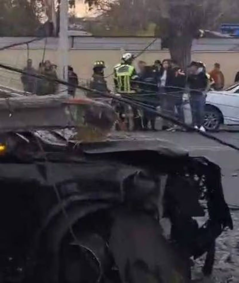 Totalmente destruido. Así quedó el vehículo que manejaba el padre del futbolista Gary Medel, Luis Medel, tras chocar contra un poste de luz en la comuna de Conchalí, Región Metropolitana. 
El accidente ocurrió a eso de las 19 horas, en Avenida Los Zapadores con pasaje Uno Poniente, por razones que están siendo investigadas.
 A pesar de la fuerza del impacto, el padre no resultó con lesiones de gravedad y fue rescatado por voluntarios de bomberos. 
Esta no es la primera vez que Luis Medel protagoniza un accidente de tránsito, aunque la vez anterior no fue el responsable. 
Ocurrió el año 2022, cuando chocó contra otro vehículo donde iba un hombre junto a su esposa y tres hijos, quien culpó a Medel en primera instancia. 
Pero, tras revisar las cámaras de seguridad se demostró que él había sido el culpable, tras cruzarse en triple fila. 
“Si bien es cierto que mi papá se fue del lugar en un momento, lo hizo porque se asustó al ser insultado e increpado, tanto desde el auto que se cruzó, como de un motociclista que lo salió persiguiendo. Esperemos que lo que sucedió no vuelva a ocurrir”, escribió en aquella oportunidad el jugador. 
Además, dio cuenta de las amenazas que recibió su familia. 
“Más allá de quién tenga la responsabilidad, no me parece que, luego de lo sucedido, tanto mi familia como yo seamos amenazados y apuntados, al punto de publicar la dirección de mis papás para que se tomen represalias en su contra”, escribió, consignó Bío Bío.