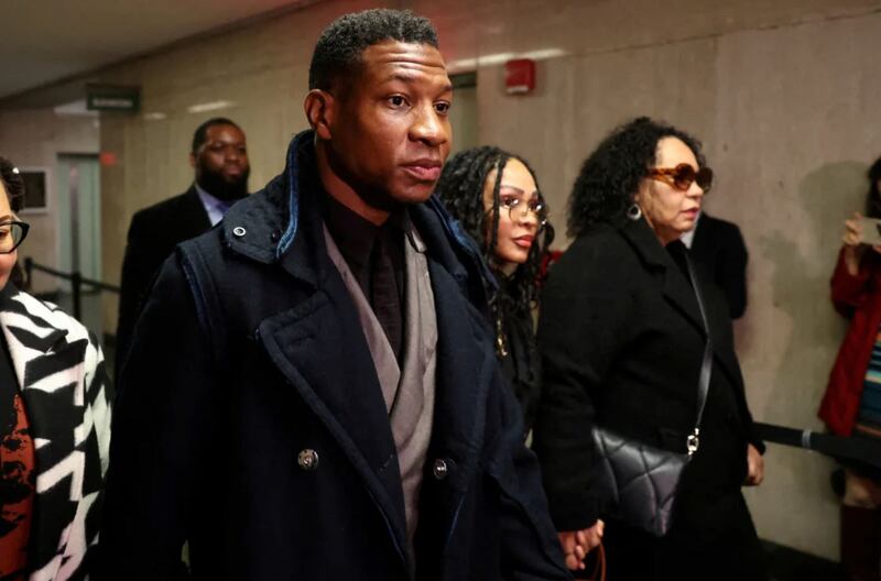 Jonathan Majors llega con Meagan Good a la corte en Nueva York en diciembre de 2023.| Foto: Shannon Stapleton/Reuters