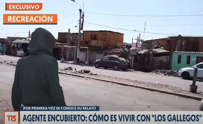 Puso su vida en riesgo. Si lo descubrían, pagaría con la muerte, pero se arriesgó. Se trata de un policía encubierto que se infiltró en la peligrosa banda criminal Los Gallegos, brazo armado del Tren de Aragua que se instaló en Arica. 
Fue el año 2022 cuando llegó a vivir a la toma del Cerro Chuño, con la misión de conocer de cerca y en primera persona los movimientos de los delincuentes extranjeros, en su mayoría venezolanos quienes se encuentran detenidos gracias a su investigación, la cual permitió formalizarlos por extorsión, torturas, posesión de armas y asesinatos.
Un trabajo en conjunto de la PDI y la Fiscalía de Arica permitieron infiltrar al agente encubierto, quien se tuvo que caracterizar, aprender las jergas y cambiar su fisonomía para no levantar sospechas, pareciendo uno más de los que vivían en el campamento.