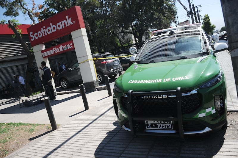 Delincuentes roban $400 millones de un banco en Cerrillos durante apagón nacional | 26 DE FEBRERO DEL 2025 / SANTIAGO
Delincuentes sustrajeron 400 millones de pesos desde la bóveda del banco Scotiabank, ubicado en avenida Pedro Aguirre Cerda, comuna de Cerrillos, aprovechando el apagón que afectó a gran parte del país. Carabineros trabaja en el lugar investigando el hecho.
FOTO: VICTOR HUENANTE / AGENCIAUNO