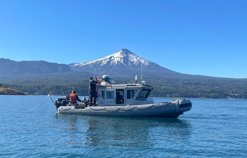 Capitanía de Puerto del lago Villarrica encuentra kayak de joven de 23 años desaparecida.