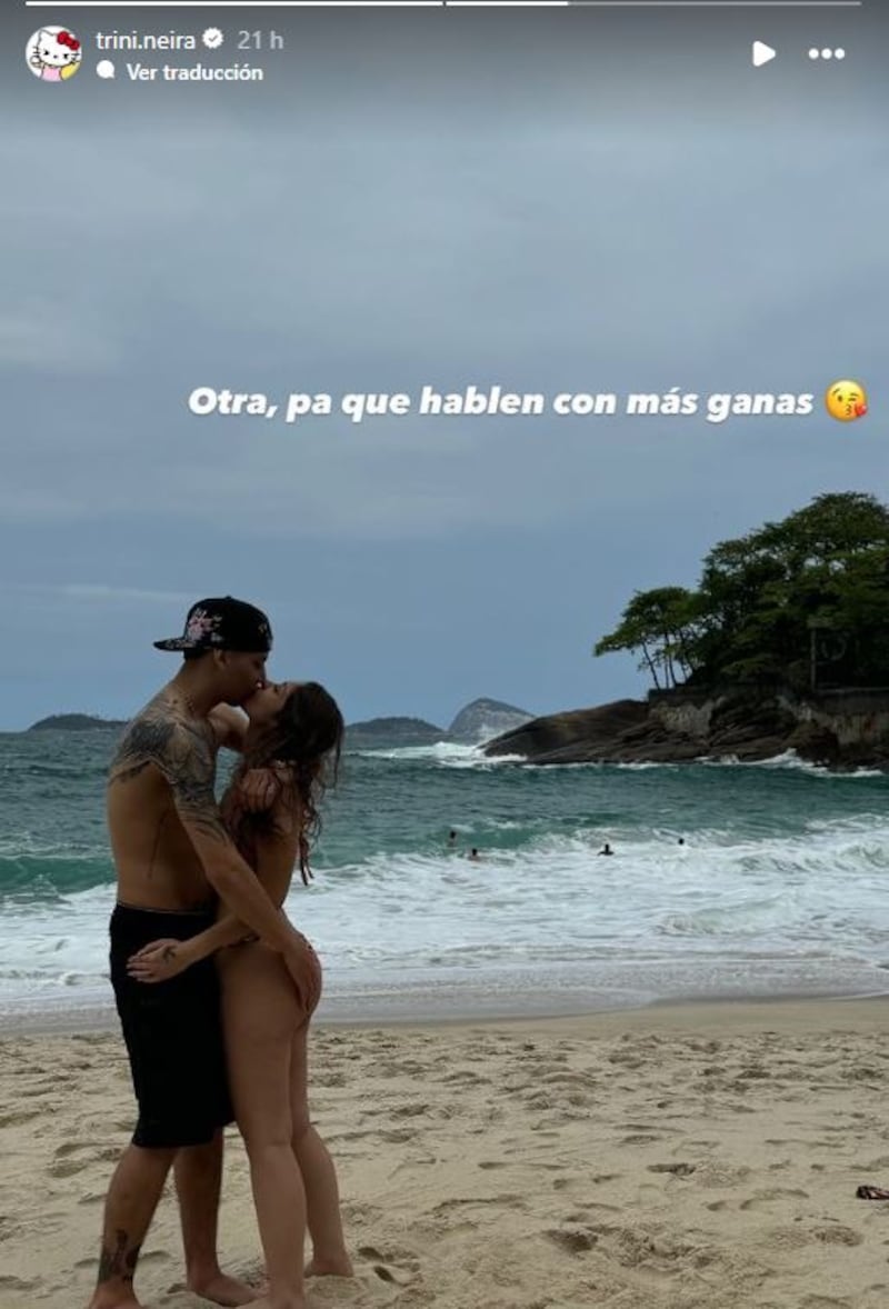 Al parecer fue un claro mensaje a sus hater. Trinidad Neira publicó una foto junto a su pareja en sus historias de Instagram, donde se ven en trajes de baño parados en la arena de una playa. Abrazados y besándose, con el mar de fondo y algunos bañistas dentro del agua.
Hasta ahí, todo normal. Excepto por el mensaje que escribió junto a la postal. “Otra (foto), pa que hablen con más ganas”, se lee junto al emoji de una carita lanzando un beso.
La imagen correspondería al paseo familiar que realizaron a Brasil, cuando la animador de Hay que decirlo invitó a todos sus hijos e incluyó al polola de Trinidad, Bastián Muñoz Constant, conocido también como Bimza.
Tiempo atrás, la hija mayor de La Fiera recibió algunos comentarios respecto de su aspecto físico, donde la criticaban por haberse realizado supuestas intervenciones estéticas.
“Tan joven y tan operada”, comentó una cibernauta, a lo que ella respondió tajante. “¿Y de dónde? Cómo habla con tanta seguridad”, contestó la influencer de 22 años.