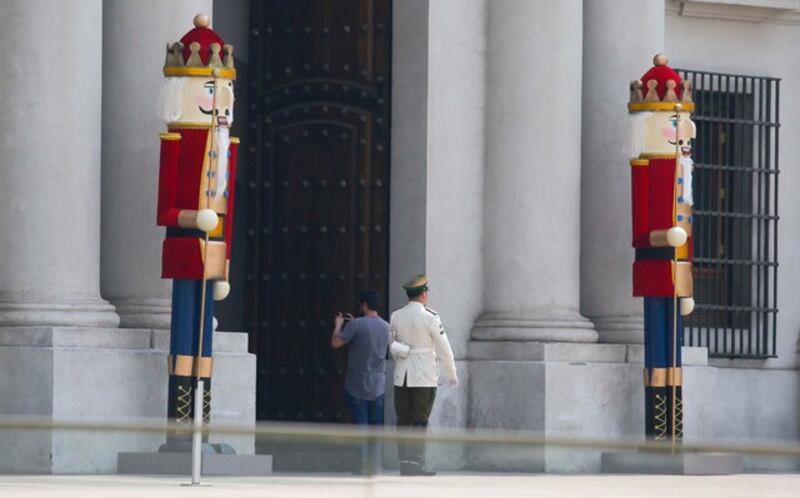 La Moneda se suma a al ambiente navideño que recorre el mundo entero. Si el tradicional arbolito de Navidad no fuera suficiente, en el Palacio de Gobierno quisieron llevar las cosas al siguiente nivel instalando a una “nueva guardia de palacio”.

Se trata de, concretamente, dos enormes soldaditos al estilo más puro del libro El Cascanueces y el rey de los ratones de Ernst Theodor Amadeus Hoffmann. De esta manera, la navideña ornamentación fue ubicada en las puertas de La Moneda que dan hacia La Alameda.