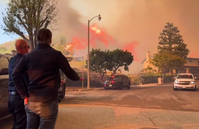 Emergencia en California: Ya son más de 150.000 evacuados por voraces incendios.