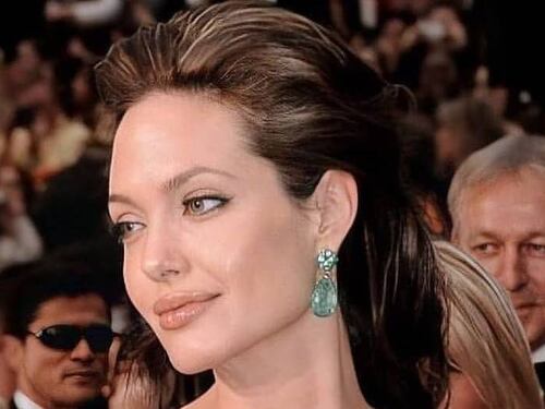 Angelina Jolie se viste de blanco en un ceñido vestido midi y comparte un día de compras con Zahara y Shiloh
