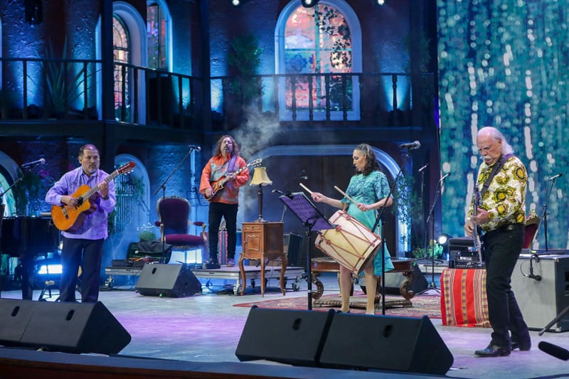 Con un lleno total de público comenzó la última noche del Festival del Huaso de Olmué 2025. Los Jaivas dieron el punta pie inicial con una presentación estilo teatral de su nuevo disco Concierto Acústico, el cual contó con artistas invitados como Nano Stern. Un espectáculo musical, pero para contemplar sentado, hasta que interpretaron sus grandes éxitos.
Ahí el Patagual se puso de pie y no se volvió a sentar hasta que cerraron su show, con la canción Mambo de Machaguay. Minutos antes, el bajista y líder histórico de la agrupación que celebra sus 48 años de carrera, Mario Mutis invitó al público a bailar, con la frase “el que no baila es momio”, a modo de broma. Pero, la gente “agarró papa” y se unieron a la fiesta.