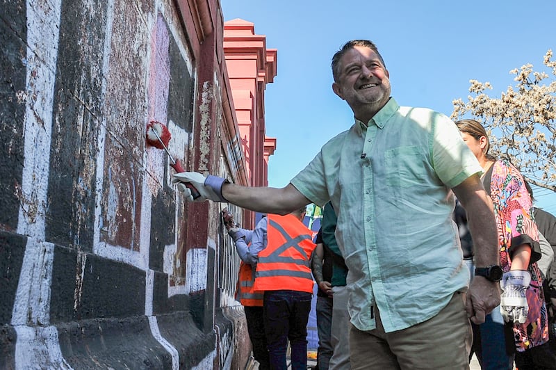 Gobernador de RM da inicio a la "Recuperación de Sub Centros y Ejes Metropolitanos" | 15 DE SEPTIEMBRE DEL 2024 / SANTIAGO 
El Gobernador de Santiago, Claudio Orrego, junto a alcaldes de las comunas que componen el proyecto, dan inicio a la "Recuperación de Sub Centros y Ejes Metropolitanos" Nueva Gran Avenida y Nuevo Maipú, que incluye la mantención de esos centros históricos. En la instancia se dió el brochazo inicial en el frontis del hospital Dr. Exequiel González Cortés, comenzando así el proceso de limpieza y recuperación de fachadas, que beneficia a 6 comunas.
FOTO: VICTOR HUENANTE / AGENCIAUNO