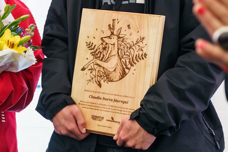 Claudio Iturra y “La ruta de la Patagonia” fueron galardonados y el ministerio de Obras Públicas anunció concurso público para una nueva señal en el inicio de la Carretera Austral | Gentileza: Canal 13