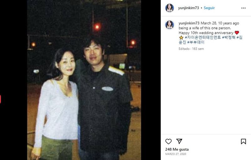 Yunjin Kim junto a su esposo, Park Jeong-hyeok