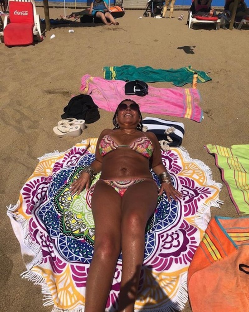 Helhue Sukni genera preocupación tras lucir extremadamente bronceada en  bikini – Publimetro Chile