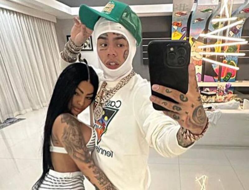 ¡Cuánta química! Yailin y Tekashi protagonizan sensual beso en nuevo video musical