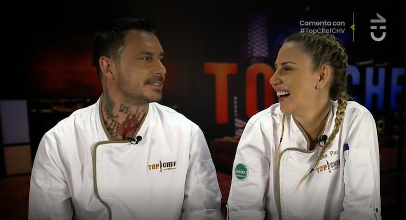 Amigos, coquetos y risueños. Así estuvieron los exmaridos, Gissella Gallardo y Mauricio Pinilla durante una dinámica de cocina para el programa de concurso culinario Top Chef VIP, capítulo que fue emitido el domingo.
Todo surgió como una prueba que le impusieron a los participantes, donde debían cocinar junto a un amigo o un familiar. Fue por esto que sorprendió que la elección de la periodista fuese su expareja, con quien se separó el año 2022, tras 11 años de matrimonio.