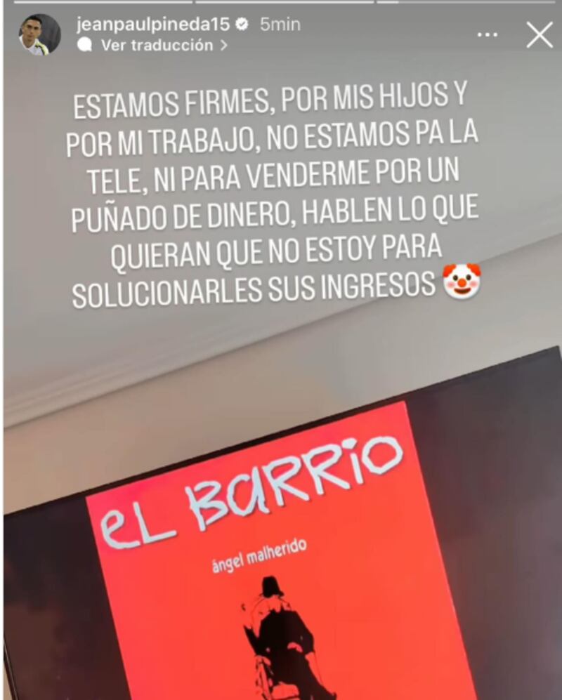 El futbolista Jean Paul Pineda salió a responder a lo rumores que lo vincularon con un supuesto interés por ingresar a ¿Ganar o servir? de Canal 13, descartando de lleno convertirse en un chico reality y ser compañero de su exesposa Faloon Larraguibel, quien el verano pasado lo denunció por violencia intrafamiliar. 
Fue en el programa Que te lo digo donde la periodista Paula Escobar reveló que Pineda le habría escrito a la producción del reality, con el fin de tener algún tipo de contacto con la madre de sus hijos.
“Jean Paul Pineda quería postularse para entrar al reality. Le escribió a la producción para entrar a Ganar o Servir”, contó la panelista. 
Todo esto, sería motivado por los celos, los cuales Faloon ha dado cuenta a sus compañeros de encierro, desclasificado las actitudes que tenía su exmarido producto de la desconfianza que tenía hacia ella. Hostigando, incluso, a los entrevistados que tenía en el programa que animaba en Zona Latina. 
Jean Paul Pineda desmiente ingreso a reality
Sin embargo, a través de sus historias de Instagram, Pineda descartó un interés por participar del programa de televisión. 
“Estamos firmes, por mis hijos y por mi trabajo. No estamos pa la tele, ni para venderme por un puñado de dinero. Hablen lo que quieran, que no estoy para solucionarles sus ingresos”.
De igual forma, aunque quisiera llegar a la casona en Perú, Pineda se encuentra con medida cautelar tras agredir a Faloon y tiene prohibido acercarse a ella. 
Si bien no se encuentra con orden de arraigo y sí puede salir del país, tener contacto con su exesposa  sería “un delito”. 
“Sí él continúa con esta pendejada... él no entiende que si él hace esto es delito, que intente contactarse con ella es un delito”, expresó molesto el periodista Sergio Rojas en el programa, resaltando la gravedad de la situación y el riesgo legal que implicaría el intento de Pineda por participar en el reality show de Canal 13.