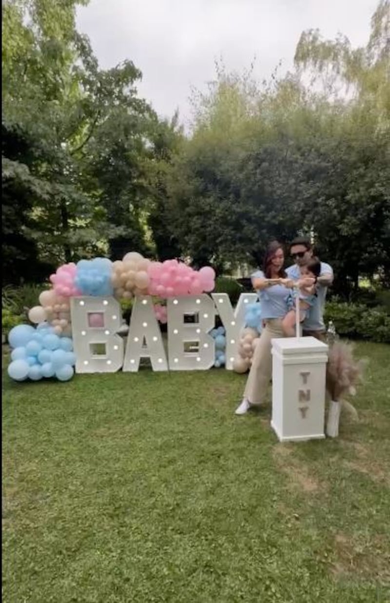 Gender Reveal es el evento de moda donde los padres conocen el sexo del hijo que está en gestación. Fue así como la bailarina Valentina Roth reunió a sus familiares y amigos para contarle al mundo cuál era el genero del bebe que tiene en su vientre. 
Fue a través de un video que compartió en su cuenta de Instagram donde mostró a sus seguidoras que sería madre por segunda vez, de una niña. 
Junto a su esposo, el odontólogo Miguel de la Fuente y su primera hija, Antonia, Valentina presionó una palanca que disparó un color rosado, como señala que se trataba de una nueva mujer que llegará a la familia. 
“¡Sorpresa!”, escribió, recibiendo las felicitaciones de los cibernautas. 
 “Te amo hermanita, las pequeñas van a ser como nosotras. Casi la misma diferencia de edad”, le escribió su hermana Camila. 
Finalmente, tras realizar una encuesta en la red social, con los posibles nombres como Antonia y Emma, reveló que será bautizada como Vicenta. 
“¿Cómo se llaman tus hijas? Antonia y Vicenta. Me gusta más que Antonia y Emma. Vicenta de la Fuente me agrada 7,8 queda”, publicó.