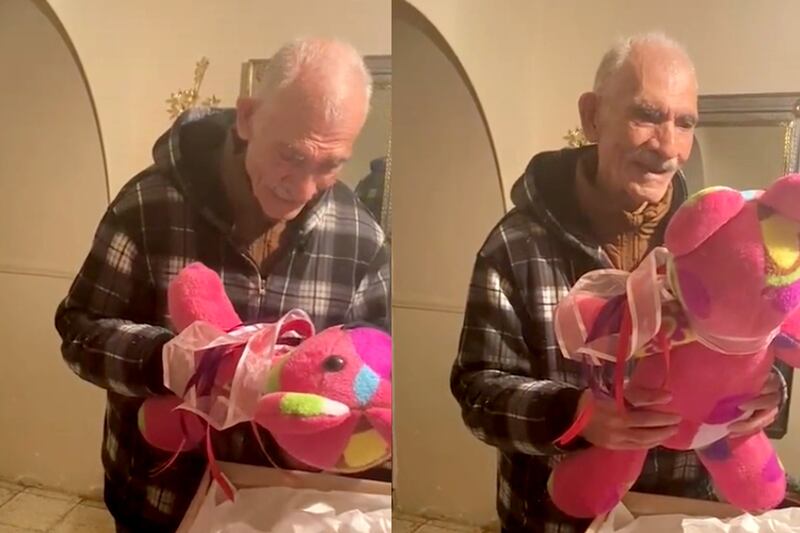 Abuelito recibe un peluche