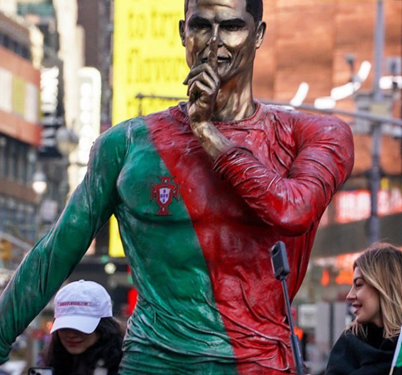 Cristiano Ronaldo tiene nueva estatua en Times Square, Nueva York.