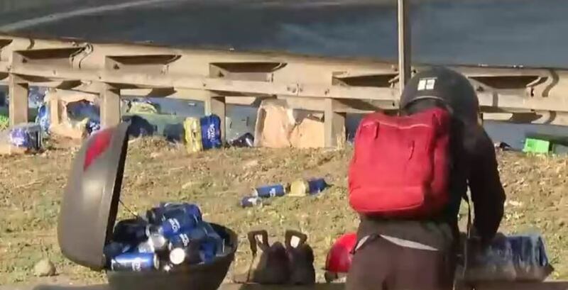 Dicen que la ocasión hace al ladrón. Justamente eso fue lo que ocurrió la mañana de este viernes en la intersección de Américo Vespucio con la Ruta 5 Norte, luego que el choque de un camión dejara un centenar de latas de cervezas desparramadas en la ruta y algunos transeúntes decidieran abastecerse. 
Uno de ellos fue un motorista, a quien no le importó que estaba saliendo en vivo y en directo por las pantallas del matinal “Contigo en la mañana” de CHV, ni tampoco que lo que estaba haciendo es un delito. Solo le importó surtirse del bebestible etílico.