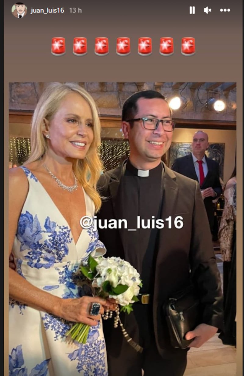 En las fotos, se puede ver a Cecilia luciendo un elegante vestido blanco con unos delicados detalles de flores azules.