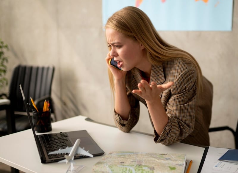 Mujer de tiro medio gritando en el teléfono