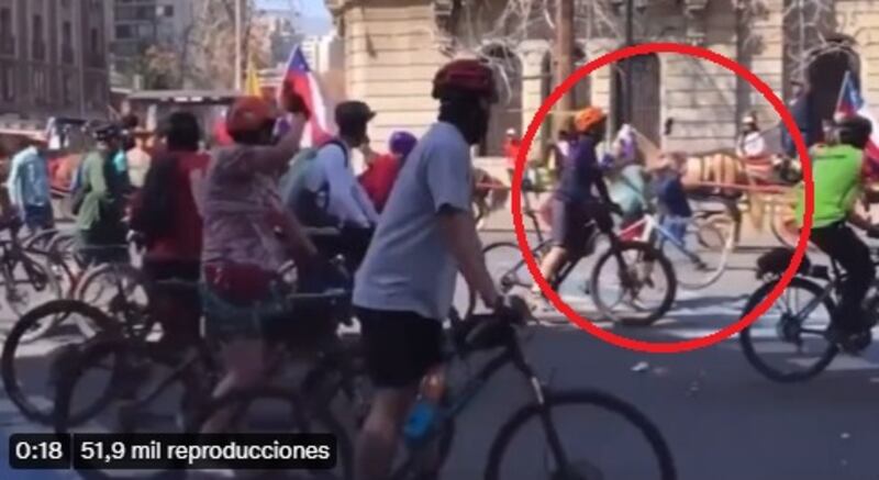 El ladrillazo en contra de un caballo en marcha de ciclistas por el Apruebo.