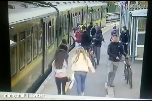 Mujer cae a vías del tren luego de ser acosada y agredida por hombres