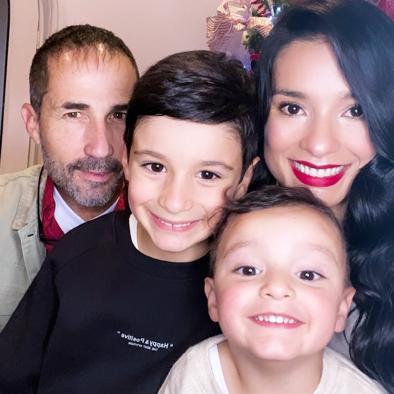 Paola Rey junto a su familia