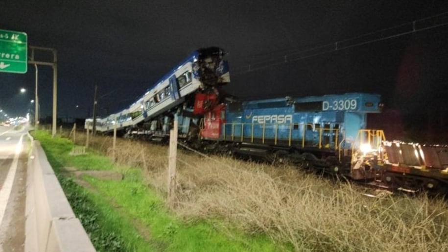 2 muertos y 9 lesionados deja choque frontal de trenes.