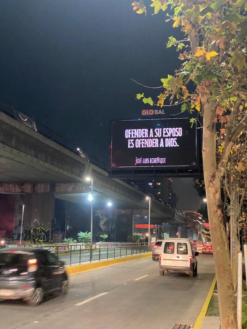 “Usted calladita nomás, aquí mando yo”, “Vamos a hacer cochinás china del demonio” y “Compórtate como un hombre, carajo”, fueron algunas de las llamativas frases que aparecieron escritas en carteles gigantes instalados en las calles de Santiago.
Si bien, en un comienzo, se pudo pensar que podría tratarse de una campaña del Gobierno contra la violencia intrafamiliar, al leer el nombre de quien firmaba las frases se entendió de dónde venían las polémicas palabras.
José Luis Echeñique es el hombre detrás de las frases. Nombre de ficción del malévolo personaje de El Señor de la Querencia. Teleserie de época que fue todo un fenómeno en TVN y que ahora contará con una versión remake en Mega. 
Los carteles fueron instalados en distintas comunas como Ñuñoa, Estación Central, Providencia y Santiago Centro, con las frases más comentadas del temido villano, quien en esta ocasión será interpretado por el actor Gabriel Cañas, quien destacó en la teleserie Generación 98 como el “Chico Olmedo”. 
“Ofender a su esposo, es ofender a Dios”, rezaba otra frase colgada en Américo Vespucio.