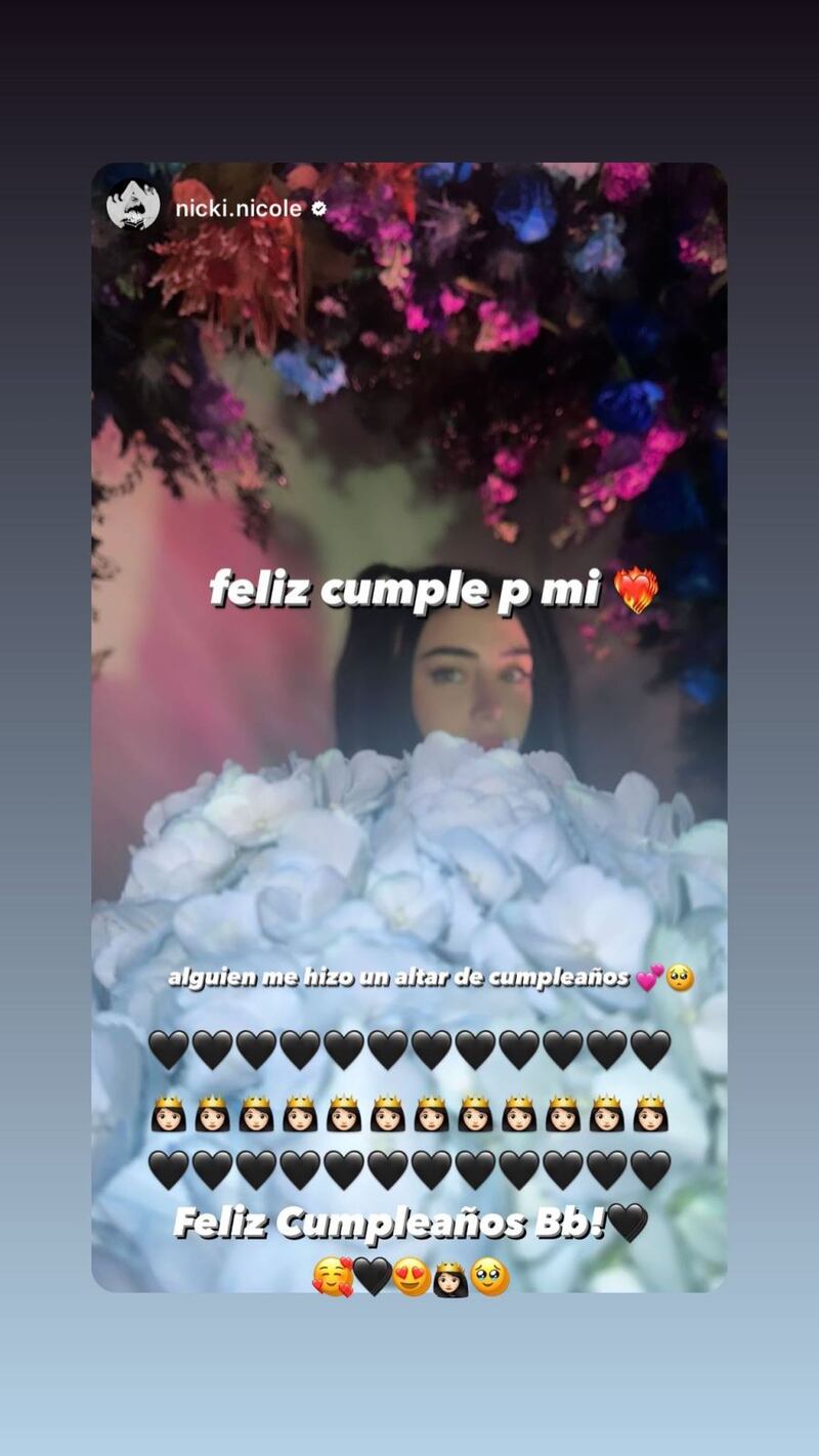 Nicki Nicole también recibió un enorme ramo de flores de parte de Peso Pluma