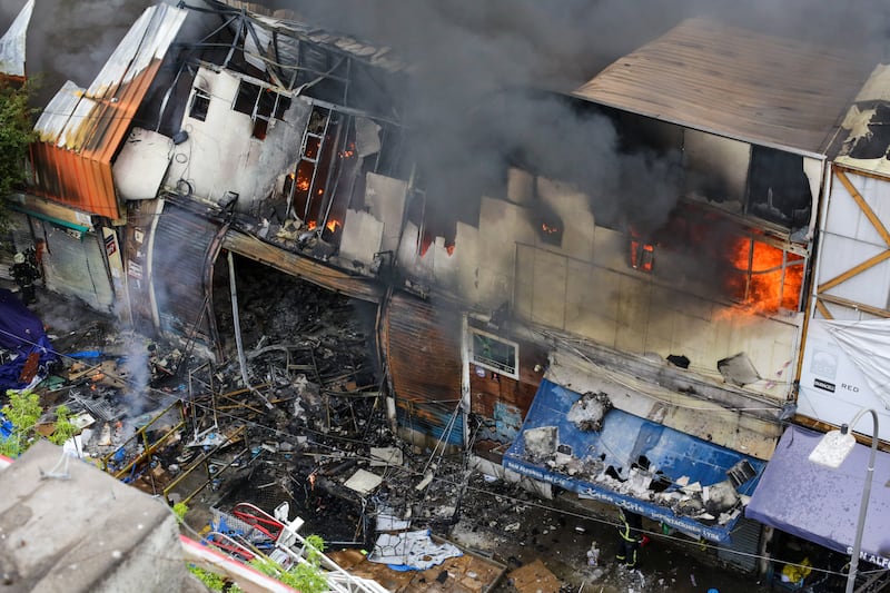 Tercera alarma de incendio en Barrio Meiggs | 29 DE SEPTIEMBRE 2024 / SANTIAGO 
El Cuerpo de Bomberos de Santiago responde con una veintena de carros ante una 3ª Alarma de incendio declarado en establecimientos comerciales de  San Alfonso y Sazié, en la comuna de Santiago.
FOTO: LUKAS SOLIS / AGENCIAUNO