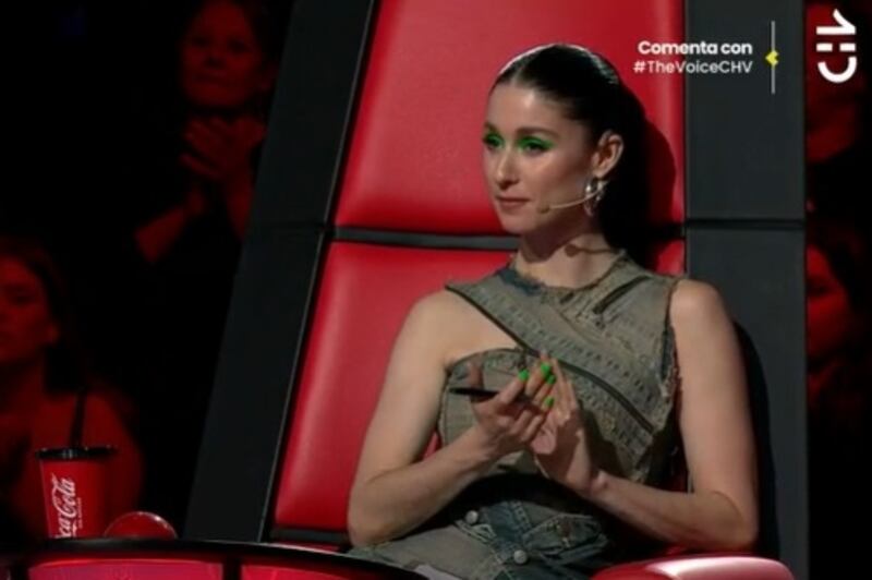 La cantante reconoció haber quedado aliviada luego de cambiar su vestuario para el episodio de este lunes en "The Voice Chile".