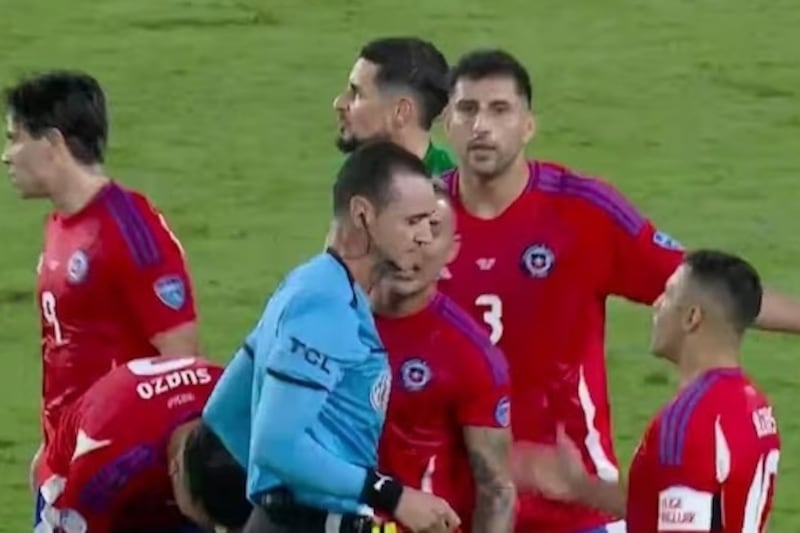El árbitro colombiano expulsó al defensor chileno en el primer tiempo.