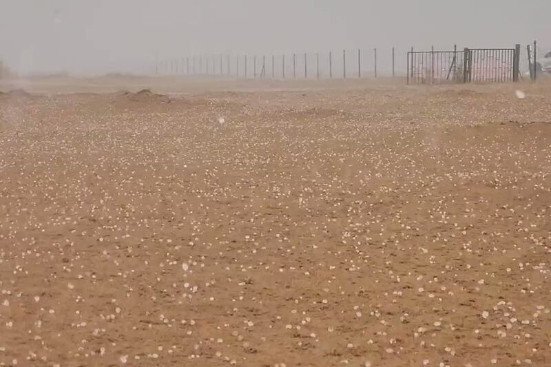 Cambio climático sigue causando estragos: Cae granizo en desierto en Dubái