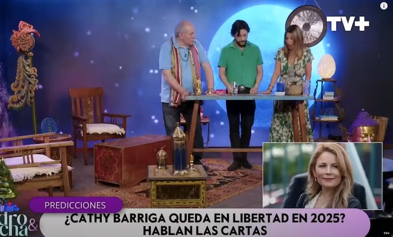 “Es muy probable que ella pueda pasar la Navidad con su familia”. Esa frase no la dijo ningún juez, sino que el tarotista Álvaro Santi el pasado 3 de diciembre cuando predijo el futuro de Cathy Barriga y las cartas le indicaron que  podía volver a quedar con arresto domiciliario, tras cumplir prisión preventiva por el delito de fraude al fisco que se le investiga durante su gestión como alcaldesa de la comuna de Maipú. 
Y, dicho y hecho. Tras pasar un poco más de un mes en la cárcel de San Miguel, la justicia la envió devuelta a su domicilio, quedando con arresto domiciliario total, arraigo nacional y prohibición de acercarse a otros intervinientes, puesto que “el tribunal tuvo en consideración el tema de la situación del hijo en la que nuevamente la defensa señaló que es importante estar con el hijo”, señaló La fiscal Constanza Encina.
Fue en el programa esotérico Pedro y Pancha donde Álvaro Santis vio la suerte de los famosos para el 2025, señalando que el futuro de Barriga podía cambiar a su favor en el corto plazo, mientras que su marido Joaquín Lavín León comenzaría a estar en la mira de la justicia. 
“Van a comenzar a tomar mayor relevancia faltas cometidas por él, en lo laboral, el trabajo, el dinero y eso puede ir ayudando a Cathy Barriga, que vaya saliendo de esta situación. Es probable que haya un cambio en la medida cautelar, se viene pronto”. 
Ahí, ante la pregunta de Pancha Merino de si era probable que pudiese salir de la cárcel y pasar la Navidad con su familia, Santis indicó que las cartas afirmaban que era “muy probable y ya lo había visto antes”, afirmó.