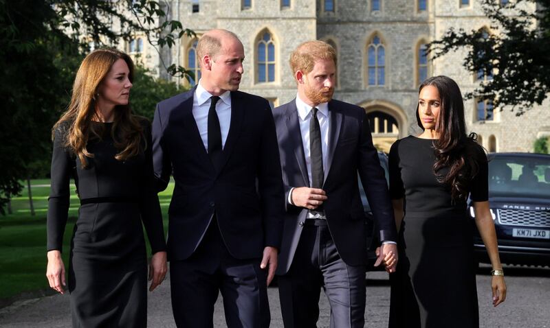 Além das roupas pretas, há outro item que não faltará no look fúnebre das mulheres da realeza, incluindo a princesa de Gales e a duquesa de Sussex: ambas ostentarão os tradicionais véus de luto de renda preta de alguma forma, já que essa é uma rotina nos funerais reais há décadas.