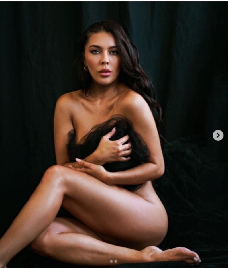 Con un fotografía artística, sentada de piernas cruzadas, con el cuerpo totalmente desnudo, cubriéndose el torso con una tela negra. Esa fue la fotografía que Daniela Aránguiz decidió publicar en su cuenta de Instagram para despedir sus 38 años y dar la bienvenida a su nueva vuelta al sol.
La panelista de Sígueme y Only Fama -quien en el último tiempo ha estado en el ojo del huracán debido a las polémicas judiciales de su exmarido y padre de sus hijos Jorge Valdivia- publicó también un reflexivo mensaje.
“Bienvenidos 39! De los 38 me llevo muchas cosas buenas y malas sobre todo palabras que reflejan sentimientos”, escribió.
“Y la que más me marcó a los 38 fue insuficiente, que palabra más fuerte porque muchas veces nos sentimos insuficientes para un trabajo, para un proyecto o para el amor”, sinceró.
Pero, concluyó que “me doy cuenta que estuve equivocada porque quizás todo lo anterior era insuficiente para nosotros”, sentenció. 
El post recibió más de 20 mil corazones cientos de mensajes, en su mayoría, de amigos y cibernautas que le dedicaron buenos deseos en su especial día. 
“Felicidades Amiguita”, “Preciosa, se ve muy artístico y profesional me encanta”, “Feliz cumpleaños”, le escribieron.